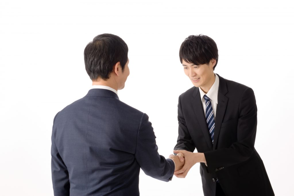 握手する男性